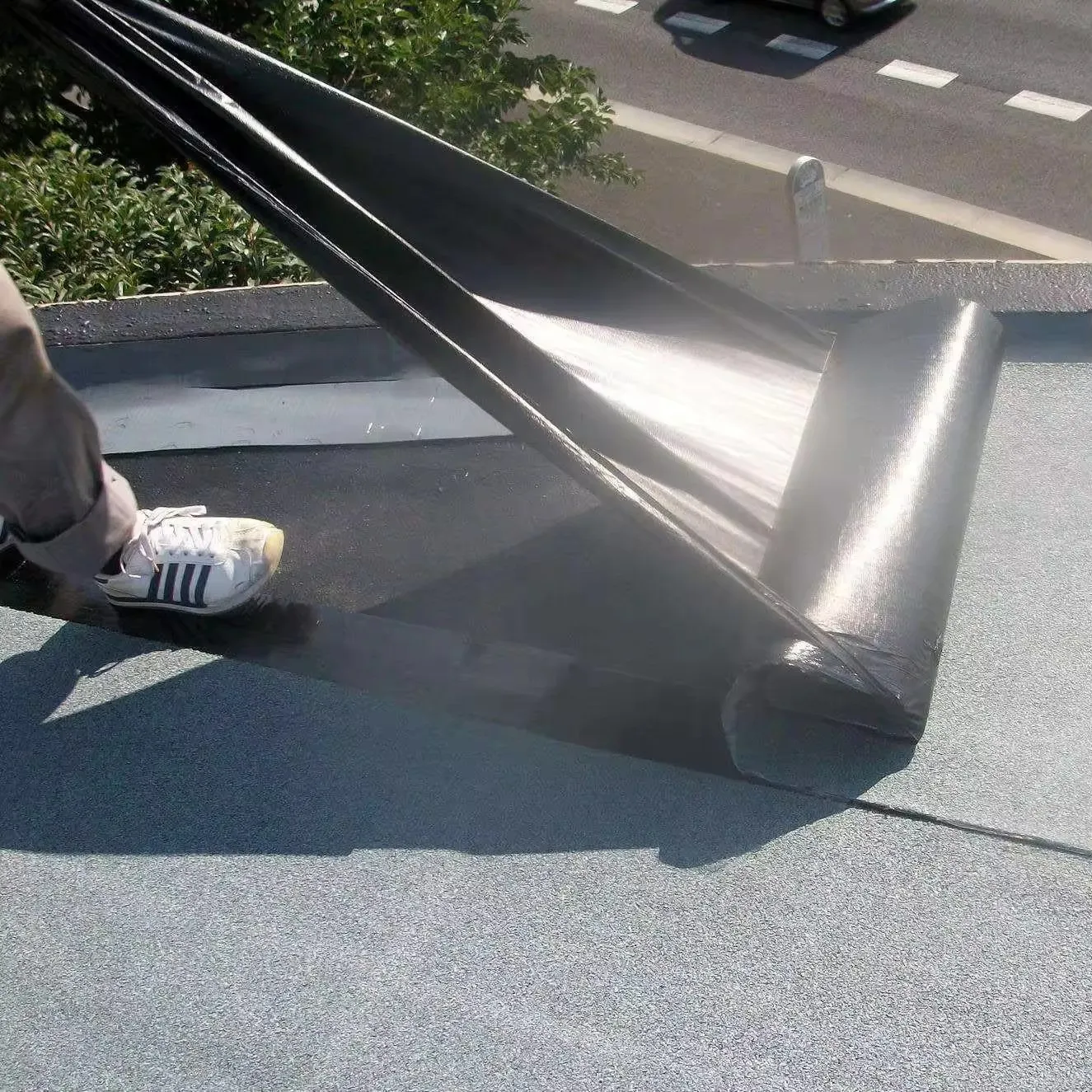 Itseliimautuva vedeneristyskalvo