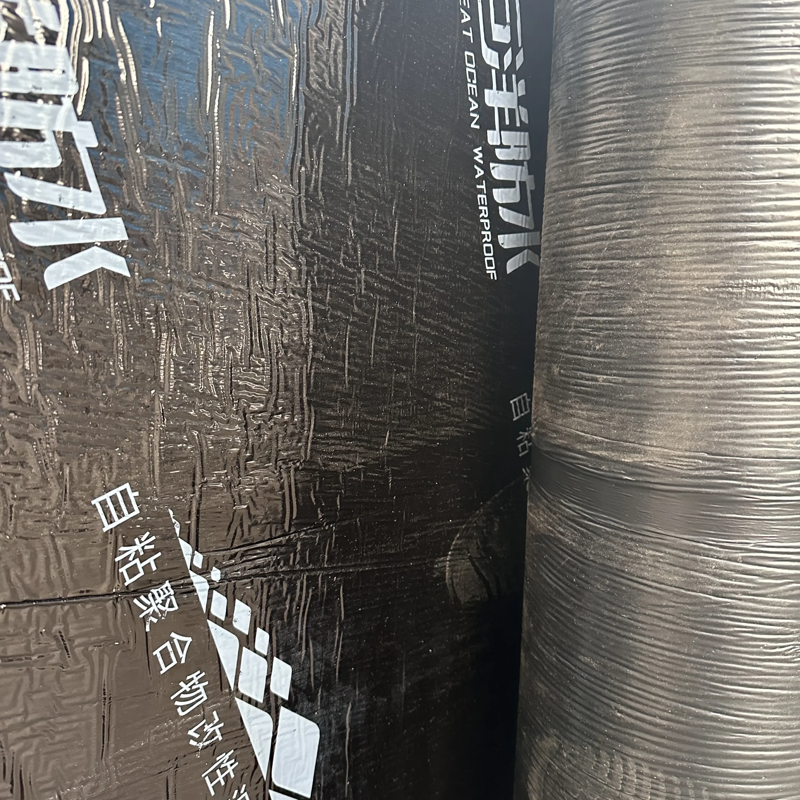 Itseliimautuva vedeneristyskalvo 